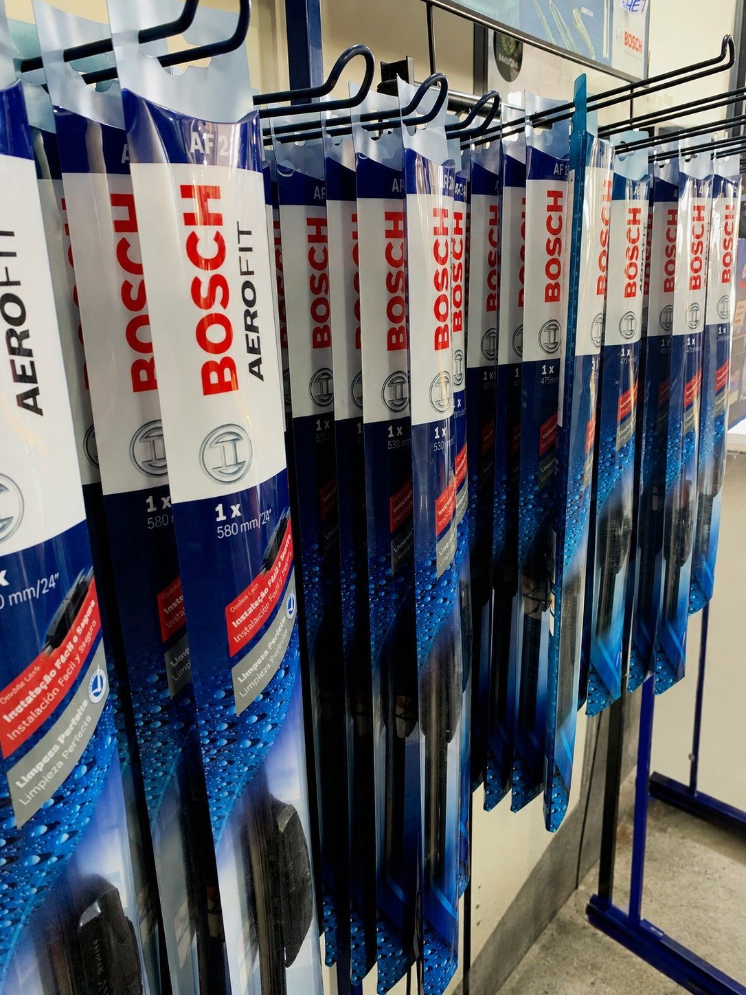 Prateleiras com filtros automotivos Tecfil, Wega e Mahle no estoque da Cambuí