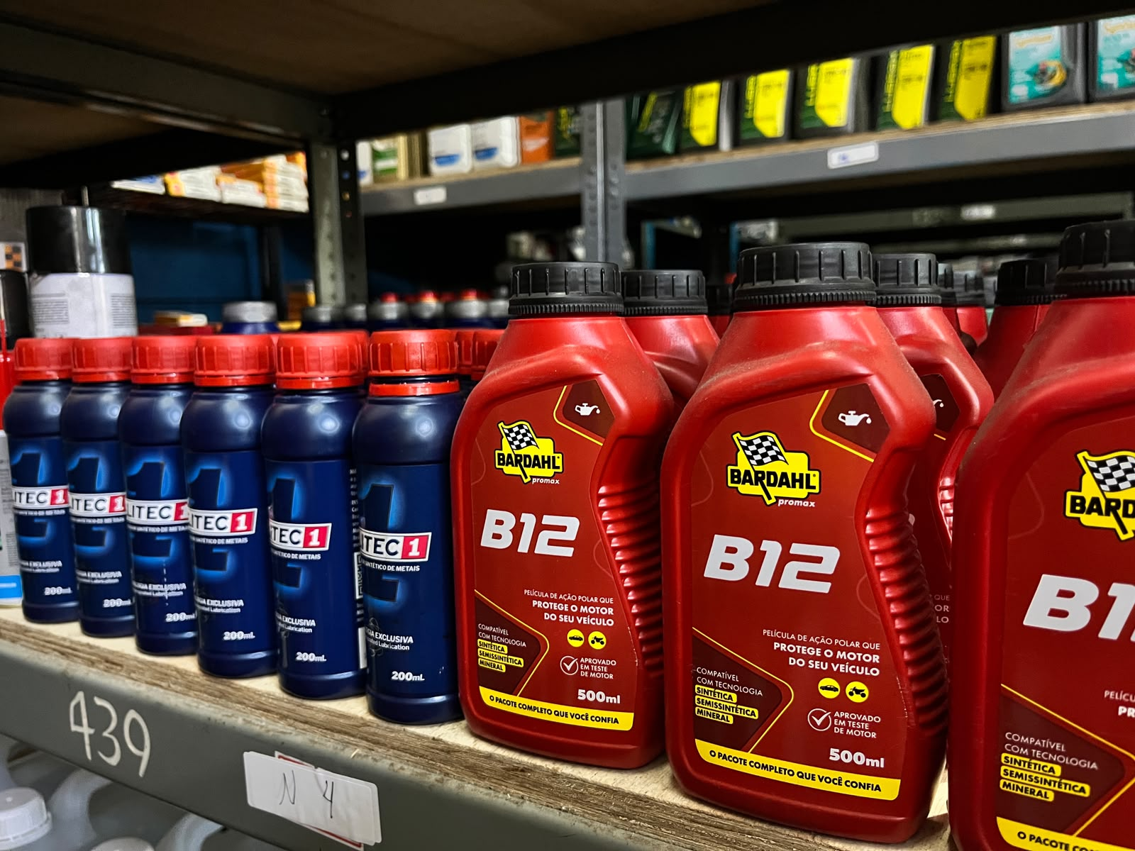 Aditivos e lubrificantes Bardahl B12 e Tec1 disponíveis na oficina